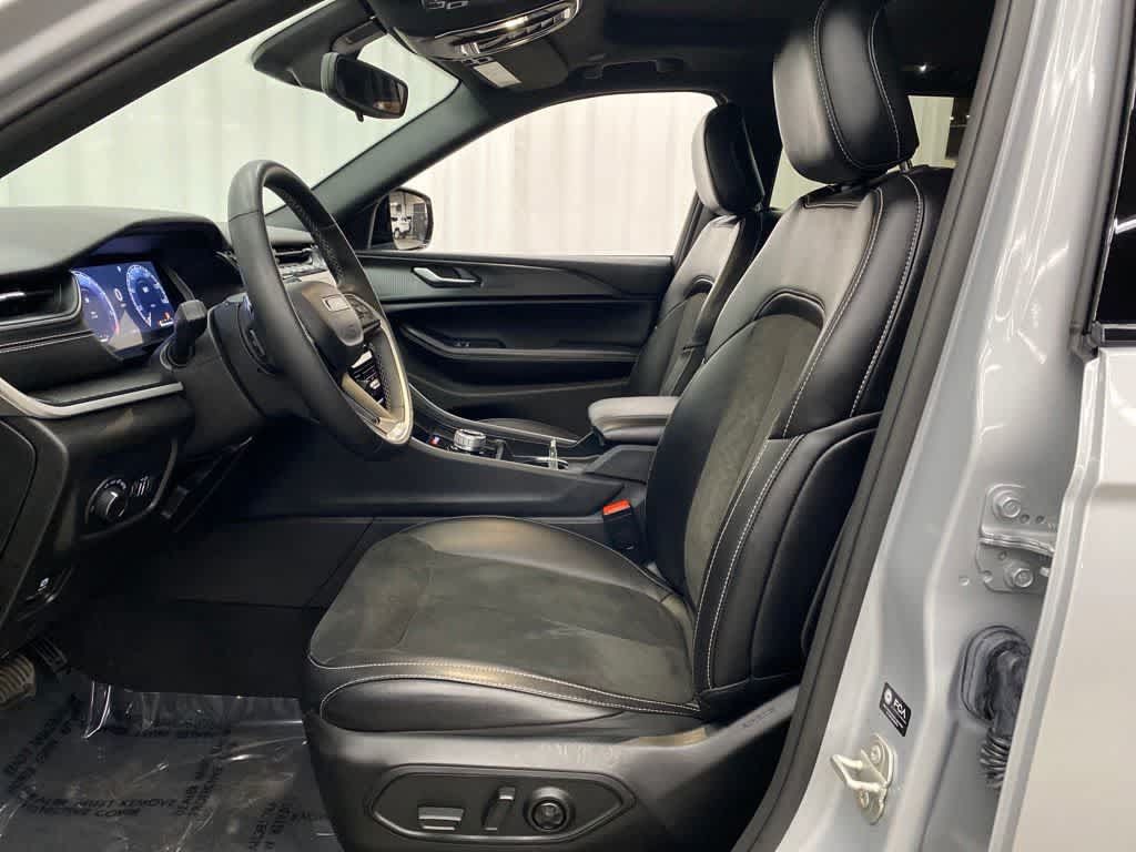 Used 2023 Jeep Grand Cherokee Altitude AWD/4WD image 14
