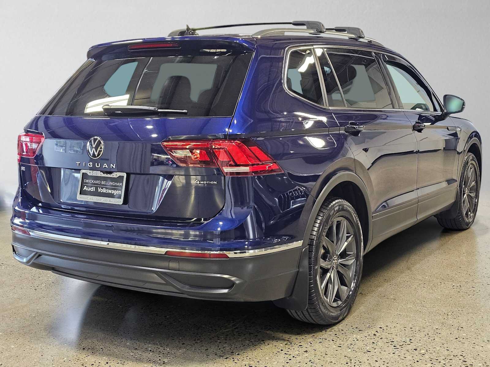 Used 2022 Volkswagen Tiguan SE w/ Panoramic Sunroof Package AWD/4WD image 3
