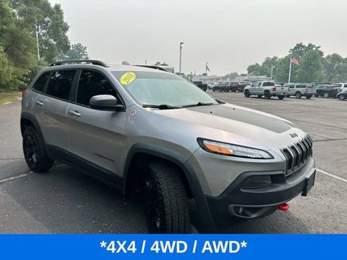 Used 2018 Jeep Cherokee Trailhawk w/ Cold Weather Group AWD/4WD image 2