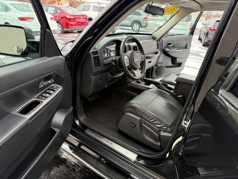 Used 2012 Jeep Liberty Limited Jet w/ Chrome Accents Group image 12