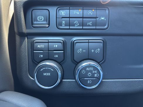 Used 2025 Chevrolet Suburban Z71 AWD/4WD image 17