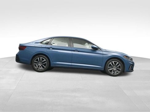 Used 2025 Volkswagen Jetta SE FWD image 14