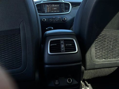 Used 2018 Kia Sorento LX w/ Cool & Connected Pkg, Ke image 17