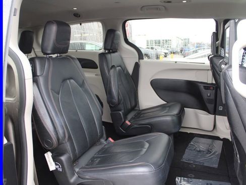 Used 2018 Chrysler Pacifica Touring-L Plus image 21