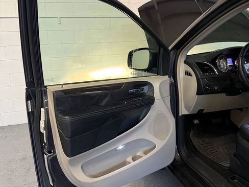 Used 2016 Chrysler Town & Country Touring image 30