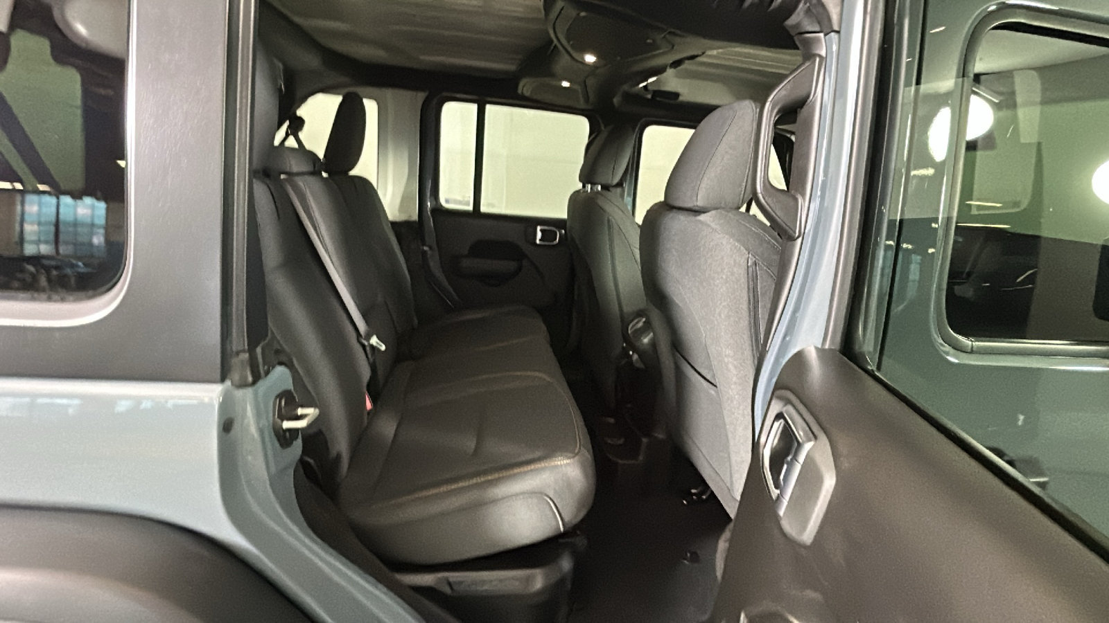 Used 2024 Jeep Wrangler Unlimited AWD/4WD image 33