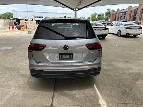 Used 2023 Volkswagen Tiguan SE w/ Panoramic Sunroof Package FWD image 5