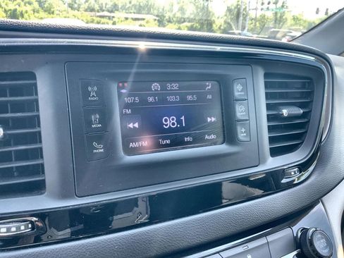 Used 2017 Chrysler Pacifica LX w/ Tire & Wheel Group FWD image 12