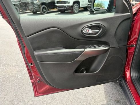 Used 2020 Jeep Cherokee Latitude FWD image 12