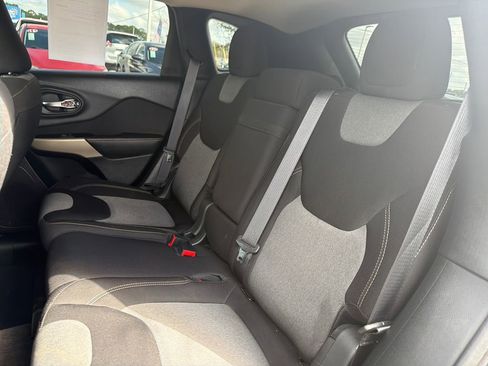 Used 2018 Jeep Cherokee Latitude image 22