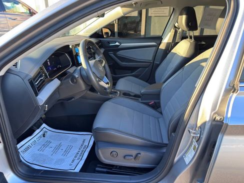 Used 2025 Volkswagen Jetta SE image 15