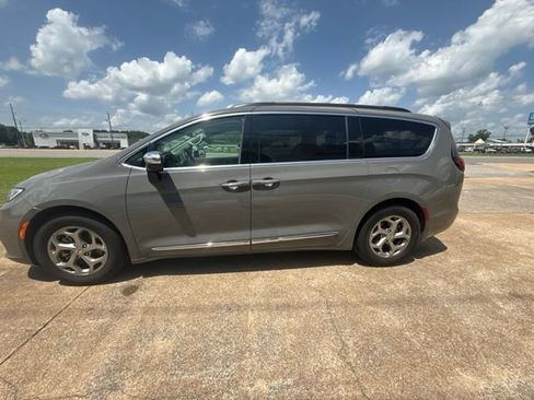 Used 2023 Chrysler Pacifica Limited FWD image 5