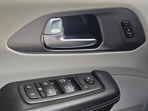 Used 2023 Chrysler Pacifica Touring-L FWD image 14