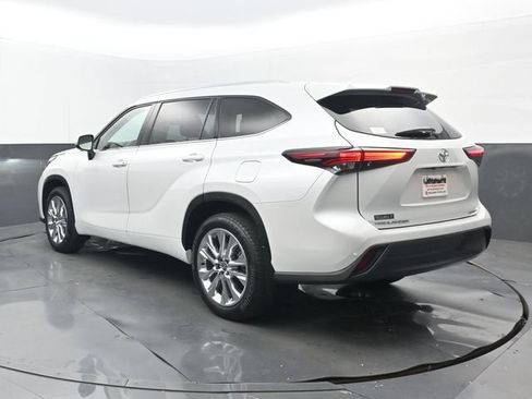 Used 2025 Toyota Highlander Limited FWD image 3