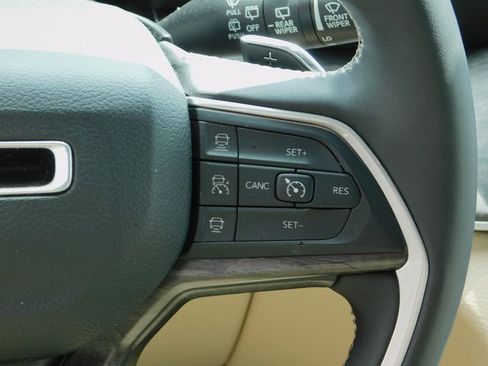 Used 2023 Jeep Grand Cherokee Limited image 5