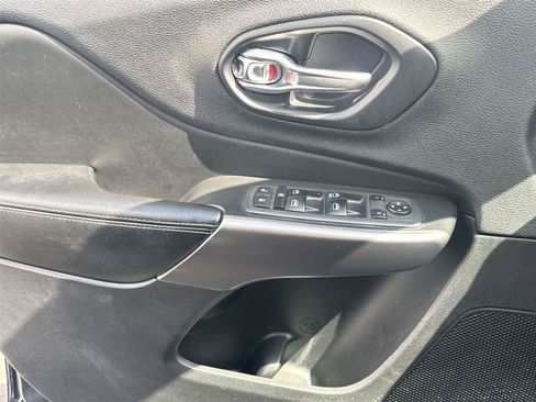 Used 2019 Jeep Cherokee Latitude Plus AWD/4WD image 20