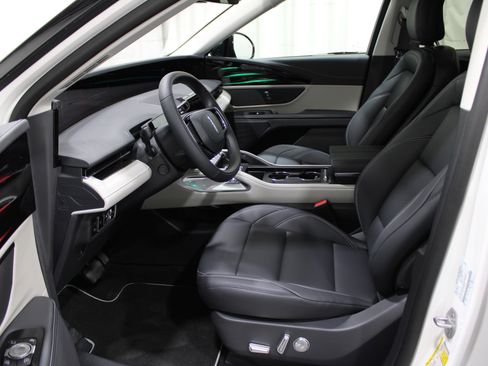 Used 2025 Lincoln Nautilus Premier AWD/4WD image 3