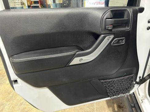 Used 2015 Jeep Wrangler Unlimited Rubicon AWD/4WD image 15