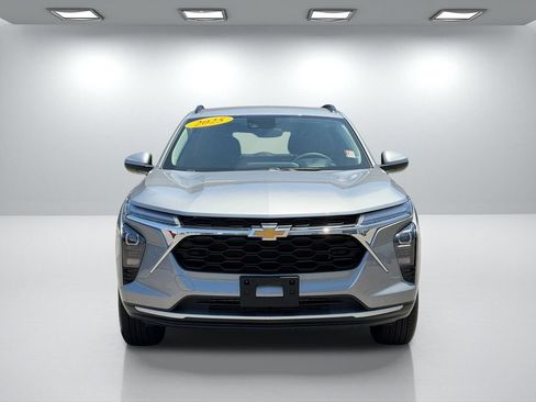 Used 2025 Chevrolet Trax LT FWD image 9