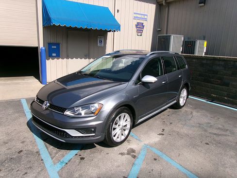 Used 2017 Volkswagen Golf Alltrack SE image 3