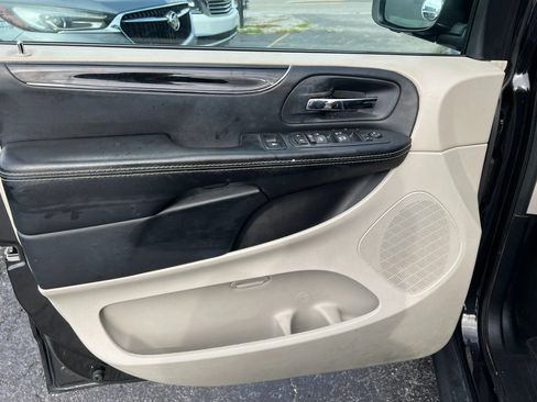 Used 2017 Dodge Grand Caravan SXT FWD image 8