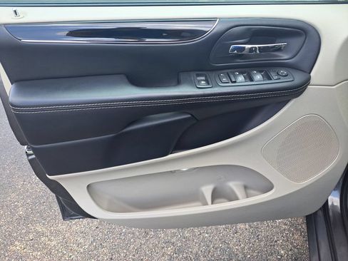 Used 2019 Dodge Grand Caravan SXT FWD image 24