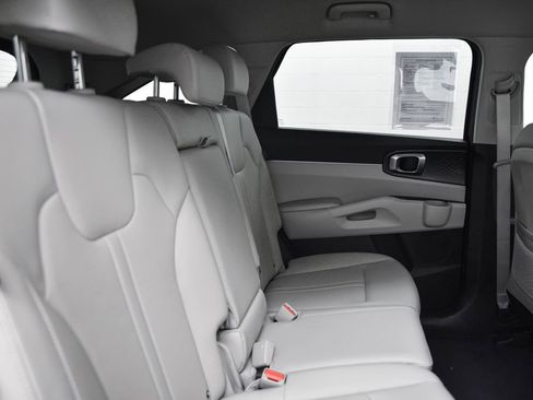 Used 2025 Kia Sorento S image 16