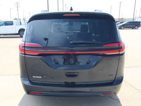 Used 2023 Chrysler Pacifica Touring-L w/ S Appearance Package image 13