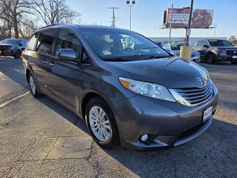 Used 2017 Toyota Sienna Limited image 3