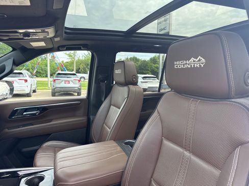 Used 2025 Chevrolet Tahoe High Country AWD/4WD image 11
