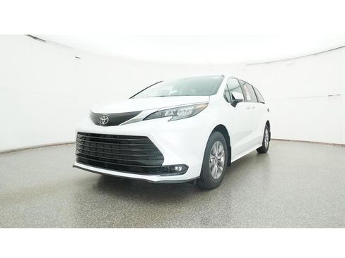 New 2026 Toyota Sienna XLE image 32