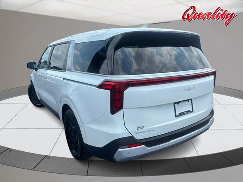Used 2025 Kia Carnival FWD image 5