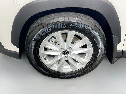 Used 2025 Toyota Corolla Cross LE FWD image 13