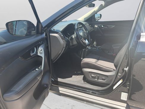 Used 2019 Nissan Rogue SV w/ Premium Package FWD image 17