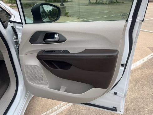 Used 2020 Chrysler Voyager LX w/ Cold Weather Group FWD image 15