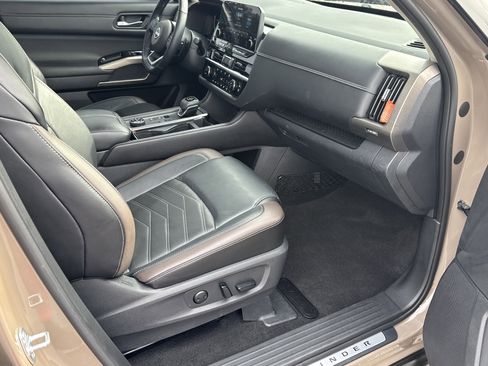 Used 2023 Nissan Pathfinder Platinum image 18