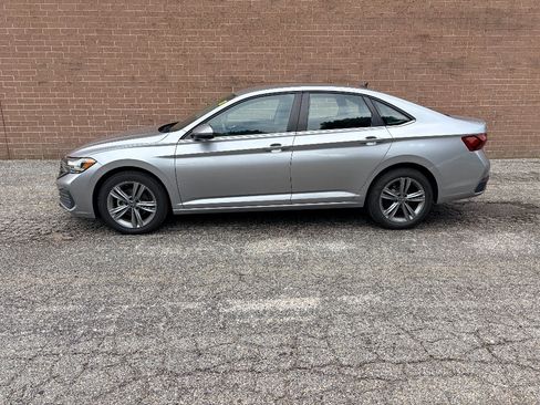 Used 2024 Volkswagen Jetta SE FWD image 2