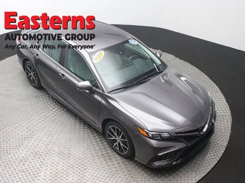 Used 2023 Toyota Camry SE image 3