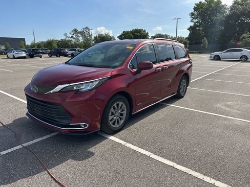 Used 2021 Toyota Sienna XLE FWD image 17