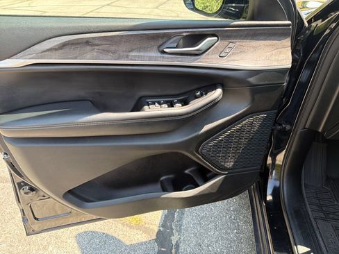 Used 2023 Jeep Grand Cherokee Limited AWD/4WD image 19