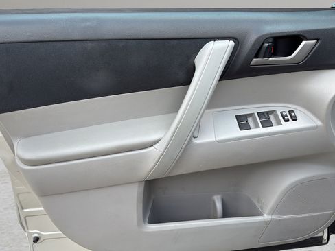 Used 2013 Toyota Highlander Plus AWD/4WD image 10