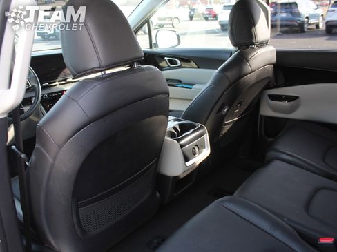 Used 2024 Kia Carnival EX image 20