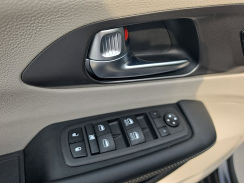 Used 2023 Chrysler Pacifica Touring-L FWD image 21