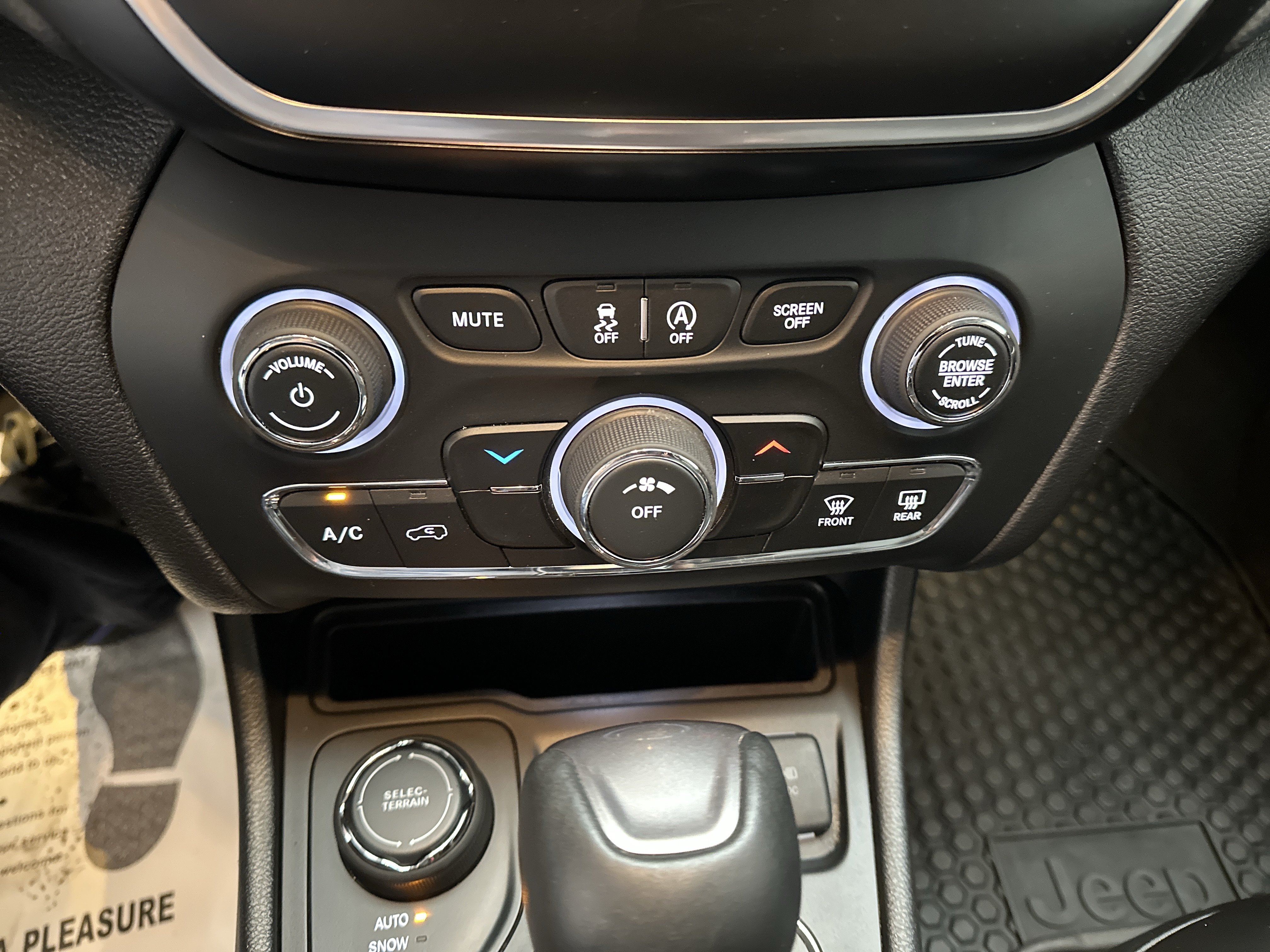 Used 2019 Jeep Cherokee Latitude Plus w/ Cold Weather Group AWD/4WD image 33