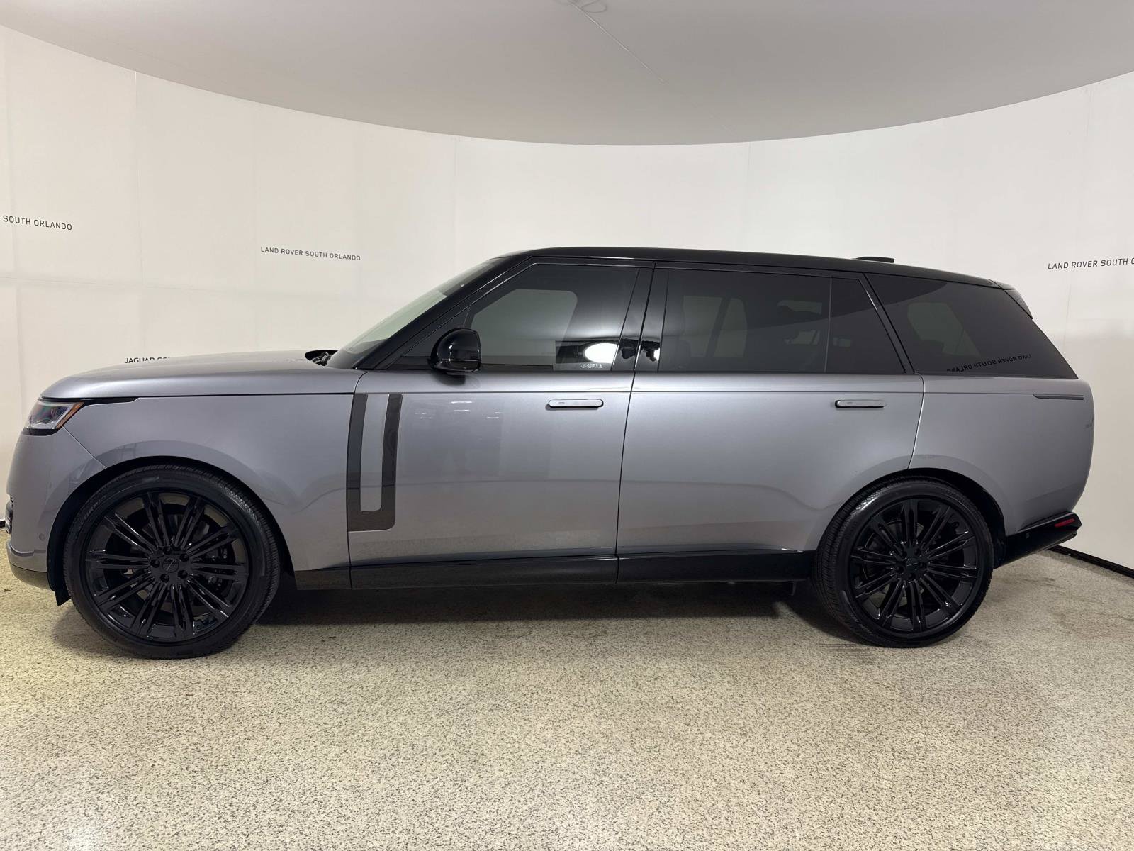 Used 2026 Land Rover Range Rover Long Wheelbase SE AWD/4WD image 2
