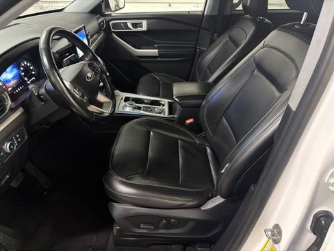 Used 2021 Ford Explorer XLT w/ Equipment Group 202A AWD/4WD image 12
