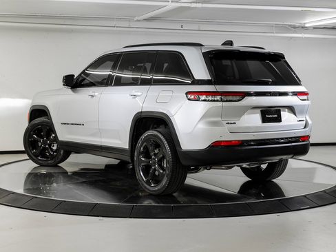 Used 2024 Jeep Grand Cherokee Limited w/ Black Appearance Package image 3