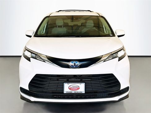 Used 2025 Toyota Sienna LE image 2