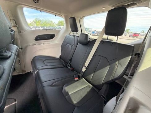 Used 2017 Chrysler Pacifica Touring-L Plus w/ Advanced Safetytec Group FWD image 15