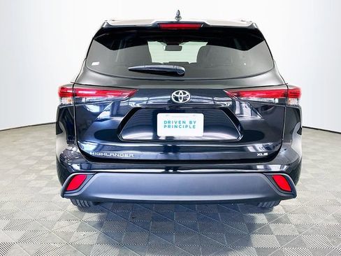 Used 2024 Toyota Highlander XLE image 7